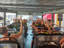 Bus bras en l'air