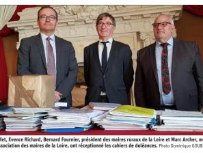 Remise des Cahiers de doléances en Préfecture de la Loire