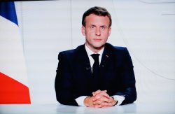 E Macron