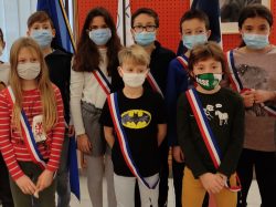 Les enfants fiers de leur écharpe tricolore et de leur valisette spéciale « Conseil Municipal des enfants »