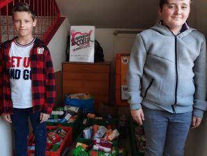 Une belle initiative de deux élèves de CM2 : Ils ont décidé d’aider les Restos du cœur.