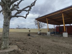 Cours de l’école : création des sols et des espaces végétalisés