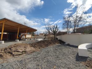 Cours de l’école : création des sols et des espaces végétalisés