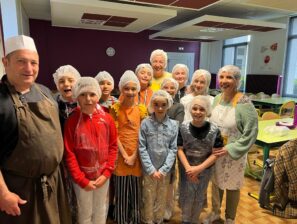 PORTAGE DE FRIANDISES AUX SENIORS PAR LES ENFANTS DU CME