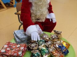 Le père Noël est venu à l’école avec des cadeaux et des papillotes dans son sac !
