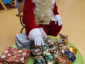 Le père Noël est venu à l’école avec des cadeaux et des papillotes dans son sac !