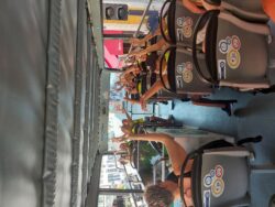 Bus bras en l'air
